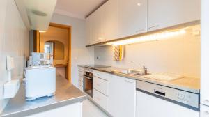 2 Bedroom Apartment with Garage 2 Minutes from the Beach Matosinhos