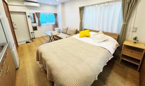 XLH12 Modern Apartment for 8 in Shinjuku, 2 Kitchens & 2 Bathrooms, 10-min Walk to Station, Easy Access to Shinjuku