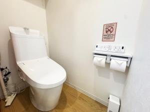 XLH12 Modern Apartment for 8 in Shinjuku, 2 Kitchens & 2 Bathrooms, 10-min Walk to Station, Easy Access to Shinjuku