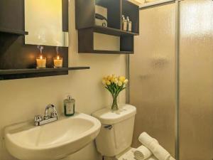 Spacious Romantic & Family Suites, Full Kitchen, Fast WiFi, 8 Min Walk to Beach PDC