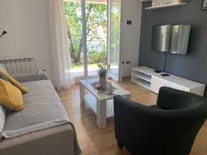 Deluxe apartment Dora with a private covered parking see view