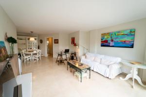 Apartamento con terraza, vistas al jardín y piscina, junto a playa y golf