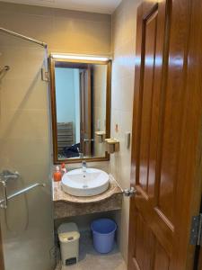 Pool view at Sky Center 2br 2wc - 5 mins to airport