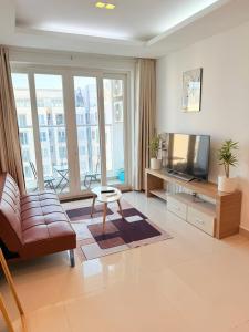 Pool view at Sky Center 2br 2wc - 5 mins to airport