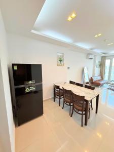 Pool view at Sky Center 2br 2wc - 5 mins to airport