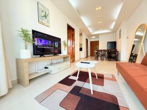 Pool view at Sky Center 2br 2wc - 5 mins to airport