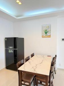 Pool view at Sky Center 2br 2wc - 5 mins to airport