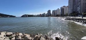 1 quadra da praia, 4P, Ar Condicionado, vaga de garagem