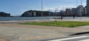 1 quadra da praia, 4P, Ar Condicionado, vaga de garagem