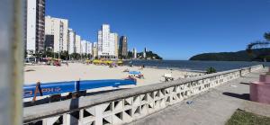 1 quadra da praia, 4P, Ar Condicionado, vaga de garagem
