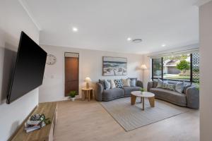 Coastal family home - 4BR, walk to beach