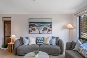 Coastal family home - 4BR, walk to beach