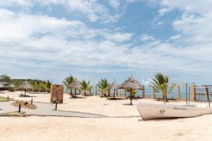 Sandy Shore Beach Apartments - Karibu Quarters