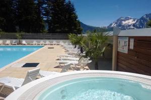 Charmant F2, départ randonnée, pied des pistes, piscine, toutes commodités