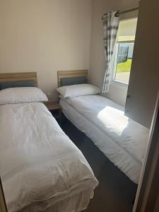 Cabin Sleeps 6 with WiFi