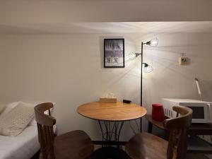 ZenAbode穏 Calming room with warmth of wood