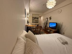 ZenAbode穏 Calming room with warmth of wood