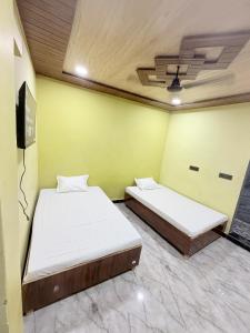 Lalju Kripa guest house, Banke Bihari ji 100 meter