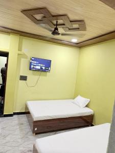 Lalju Kripa guest house, Banke Bihari ji 100 meter