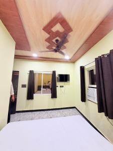 Lalju Kripa guest house, Banke Bihari ji 100 meter