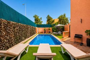 Quiet 3-Bedroom Villa with Private Pool, 20 min Airport