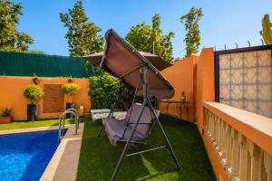 Quiet 3-Bedroom Villa with Private Pool, 20 min Airport