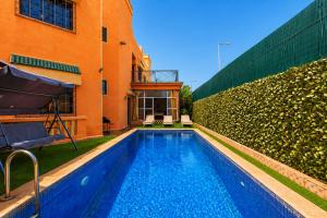 Quiet 3-Bedroom Villa with Private Pool, 20 min Airport