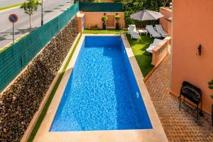 Quiet 3-Bedroom Villa with Private Pool, 20 min Airport