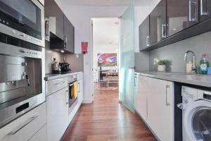 Elegant 3-Bedroom Apartment with Balcony in Kings Cross Central