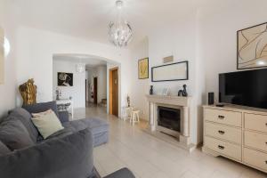 Sunny Terrace Townhouse by Ocvillas