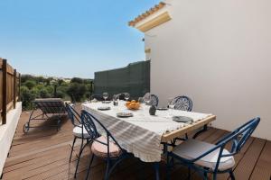 Sunny Terrace Townhouse by Ocvillas