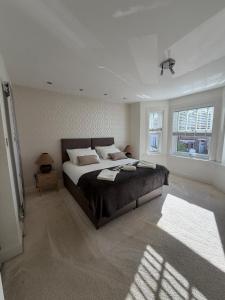 Stylish 4 Bed House Central Reading - Free Parking