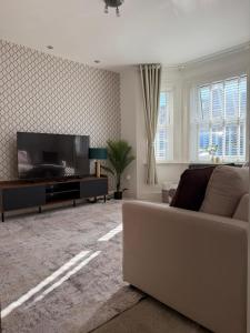 Stylish 4 Bed House Central Reading - Free Parking