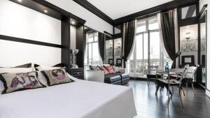 BALCONY- AVENUE -CHAMPS ELYSEEs