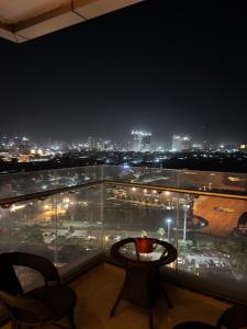Sky-High Infinity Pool & Luxurious bedroom suite