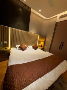 Sky-High Infinity Pool & Luxurious bedroom suite