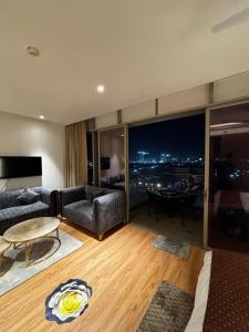 Sky-High Infinity Pool & Luxurious bedroom suite
