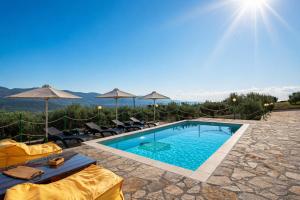 Villa Aktis with Freshwater Pool and Sea View