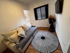 Apto-Canto do Forte - Suite- 1dorm -Sacada- Wi Fi -200 m da Praia e 20m dos Bares e restaurantes - uma Vaga de Garagem