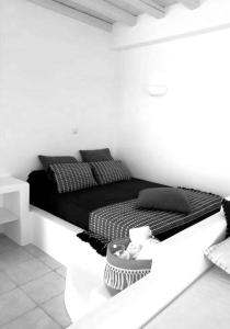 Cycladic seaside studio