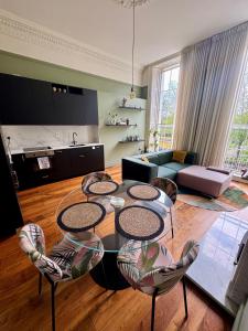 2 Bedrooms Georgian Apartment in the Hearth of the City