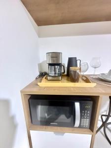 Studio completo - Cama king - Varanda - Ótima localização