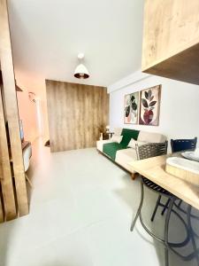 Studio completo - Cama king - Varanda - Ótima localização