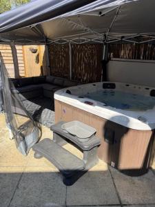 Entire Propety for Four near Bournemouth, private Hot Tub, Alpacas in the Quaint Dorset Countryside