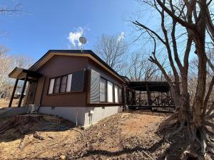 BBQ屋根付き大型ウッドデッキ川のせせらぎを聴きながら贅沢時間ペット同伴OK森と音に癒されるコテージ Rill