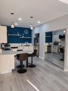 Modern 3BR Condo in Jaco Bay Walk to the Beach