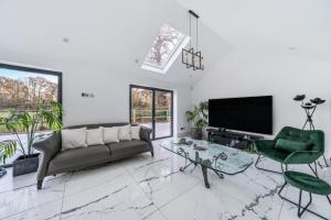 Luxury Ascot Villa Steps from Royal Ascot, 5 mins to Legoland Windsor Resort, 10 mins to Windsor Castle