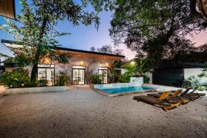 Steps to the Main Surf Break - 6 Bedroom Villa