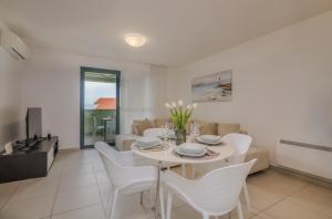 Navis apartments with private parking close to the sea