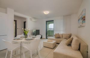 Navis apartments with private parking close to the sea